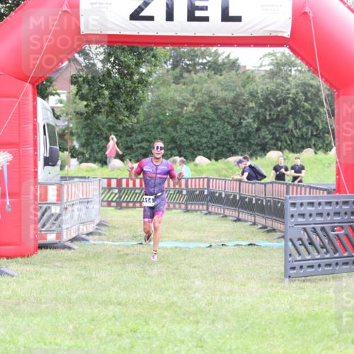 21.06.2026 - 29. Vierlanden-Triathlon Andreas Tolksdorf http://msf.ph/oto/9873055 21.06.2026 11:00:56 Ziel 414, 414 meine-sportfotos.de