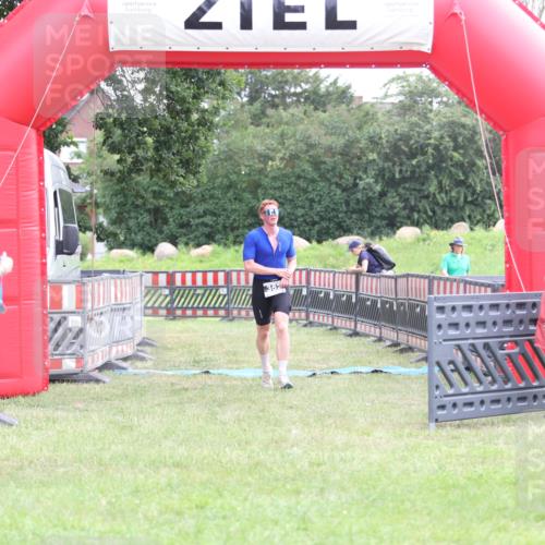 21.06.2026 - 29. Vierlanden-Triathlon Andreas Tolksdorf http://msf.ph/oto/9873143 21.06.2026 11:02:06 Ziel 352, 352 meine-sportfotos.de