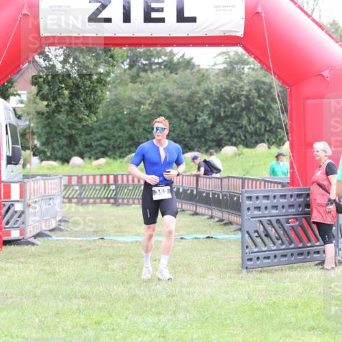 21.06.2026 - 29. Vierlanden-Triathlon Andreas Tolksdorf http://msf.ph/oto/9873208 21.06.2026 11:02:07 Ziel 352, 352 meine-sportfotos.de