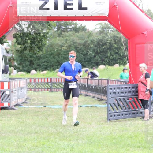21.06.2026 - 29. Vierlanden-Triathlon Andreas Tolksdorf http://msf.ph/oto/9873215 21.06.2026 11:02:07 Ziel 352, 352 meine-sportfotos.de