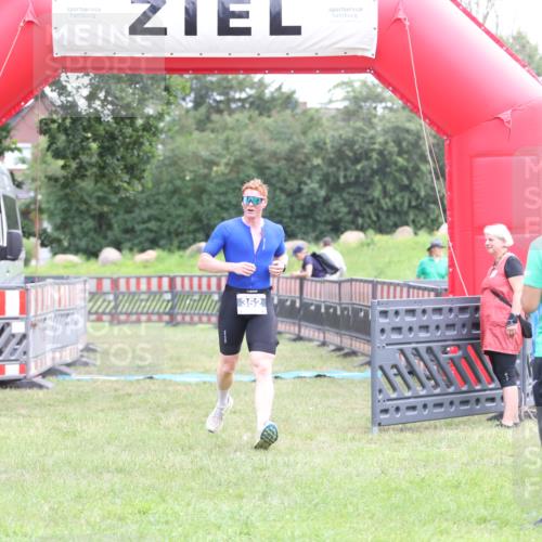 21.06.2026 - 29. Vierlanden-Triathlon Andreas Tolksdorf http://msf.ph/oto/9873223 21.06.2026 11:02:07 Ziel 352, 352 meine-sportfotos.de