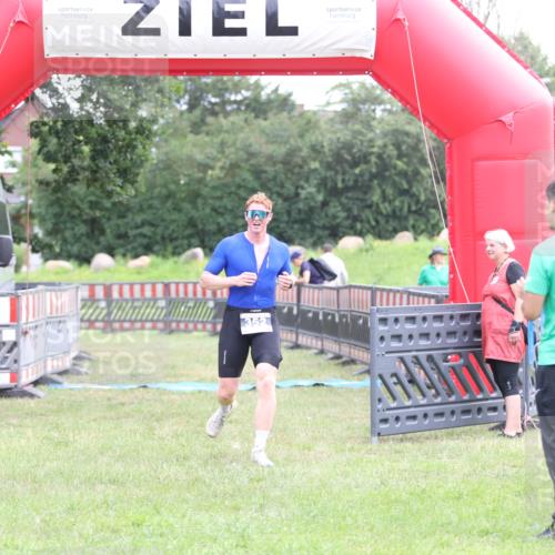 21.06.2026 - 29. Vierlanden-Triathlon Andreas Tolksdorf http://msf.ph/oto/9873240 21.06.2026 11:02:07 Ziel 352, 352 meine-sportfotos.de
