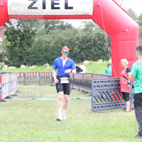 21.06.2026 - 29. Vierlanden-Triathlon Andreas Tolksdorf http://msf.ph/oto/9873268 21.06.2026 11:02:08 Ziel 352, 352 meine-sportfotos.de