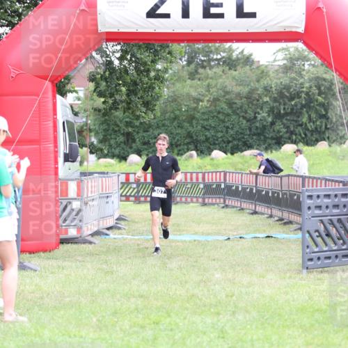 21.06.2026 - 29. Vierlanden-Triathlon Andreas Tolksdorf http://msf.ph/oto/9873278 21.06.2026 11:02:51 Ziel 307, 440, 307, 440 meine-sportfotos.de