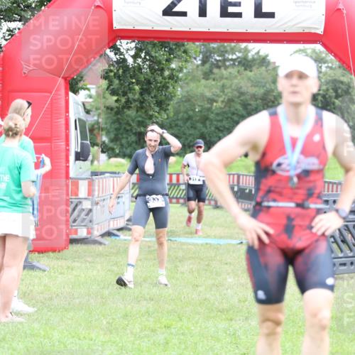 21.06.2026 - 29. Vierlanden-Triathlon Andreas Tolksdorf http://msf.ph/oto/9873577 21.06.2026 11:03:08 Ziel 312, 332, 312, 332 meine-sportfotos.de