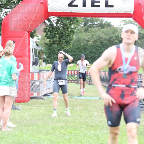 21.06.2026 - 29. Vierlanden-Triathlon Andreas Tolksdorf http://msf.ph/oto/9873602 21.06.2026 11:03:08 Ziel 312, 332, 312, 332 meine-sportfotos.de