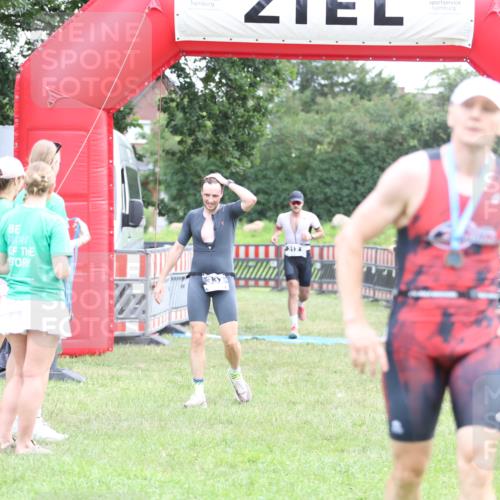 21.06.2026 - 29. Vierlanden-Triathlon Andreas Tolksdorf http://msf.ph/oto/9873615 21.06.2026 11:03:08 Ziel 312, 332, 312, 332 meine-sportfotos.de