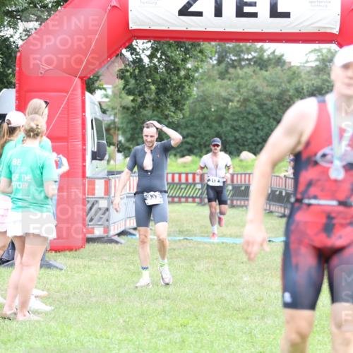 21.06.2026 - 29. Vierlanden-Triathlon Andreas Tolksdorf http://msf.ph/oto/9873632 21.06.2026 11:03:08 Ziel 312, 332, 312, 332 meine-sportfotos.de