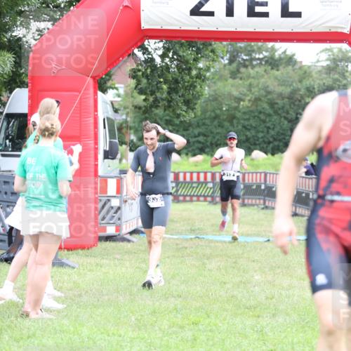 21.06.2026 - 29. Vierlanden-Triathlon Andreas Tolksdorf http://msf.ph/oto/9873673 21.06.2026 11:03:09 Ziel 312, 332, 312, 332 meine-sportfotos.de