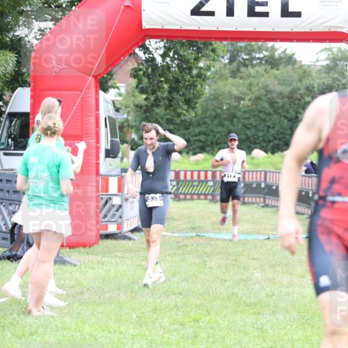 21.06.2026 - 29. Vierlanden-Triathlon Andreas Tolksdorf http://msf.ph/oto/9873681 21.06.2026 11:03:09 Ziel 312, 332, 312, 332 meine-sportfotos.de