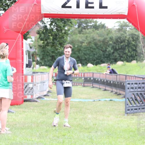 21.06.2026 - 29. Vierlanden-Triathlon Andreas Tolksdorf http://msf.ph/oto/9873751 21.06.2026 11:03:12 Ziel 312, 312 meine-sportfotos.de