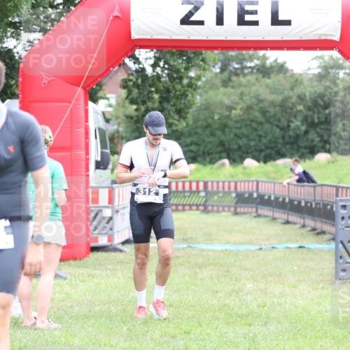 21.06.2026 - 29. Vierlanden-Triathlon Andreas Tolksdorf http://msf.ph/oto/9873840 21.06.2026 11:03:17 Ziel  meine-sportfotos.de