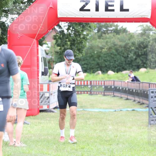 21.06.2026 - 29. Vierlanden-Triathlon Andreas Tolksdorf http://msf.ph/oto/9873848 21.06.2026 11:03:17 Ziel  meine-sportfotos.de