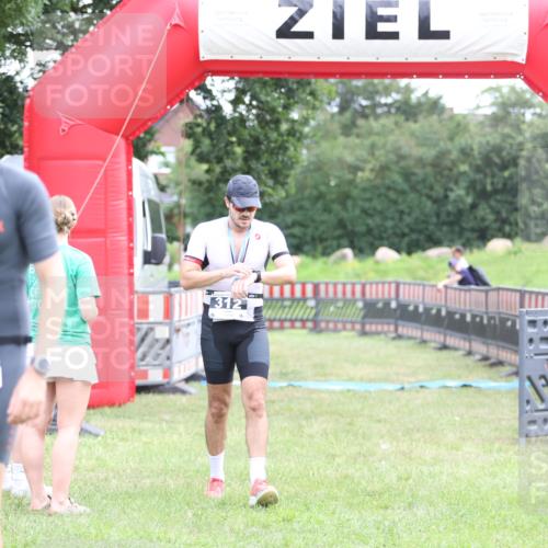 21.06.2026 - 29. Vierlanden-Triathlon Andreas Tolksdorf http://msf.ph/oto/9873854 21.06.2026 11:03:18 Ziel  meine-sportfotos.de