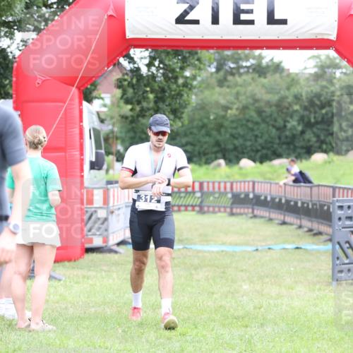 21.06.2026 - 29. Vierlanden-Triathlon Andreas Tolksdorf http://msf.ph/oto/9873872 21.06.2026 11:03:18 Ziel  meine-sportfotos.de