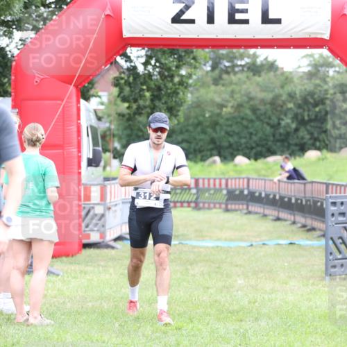 21.06.2026 - 29. Vierlanden-Triathlon Andreas Tolksdorf http://msf.ph/oto/9873878 21.06.2026 11:03:18 Ziel  meine-sportfotos.de