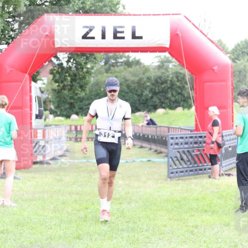 21.06.2026 - 29. Vierlanden-Triathlon Andreas Tolksdorf http://msf.ph/oto/9873897 21.06.2026 11:03:19 Ziel  meine-sportfotos.de