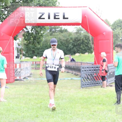 21.06.2026 - 29. Vierlanden-Triathlon Andreas Tolksdorf http://msf.ph/oto/9873903 21.06.2026 11:03:19 Ziel  meine-sportfotos.de