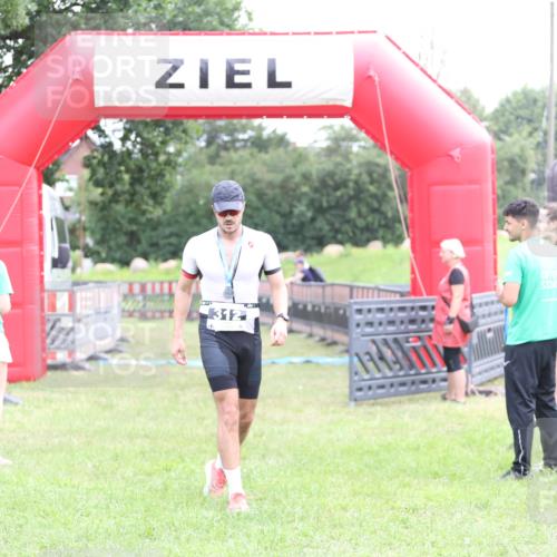 21.06.2026 - 29. Vierlanden-Triathlon Andreas Tolksdorf http://msf.ph/oto/9873915 21.06.2026 11:03:19 Ziel  meine-sportfotos.de