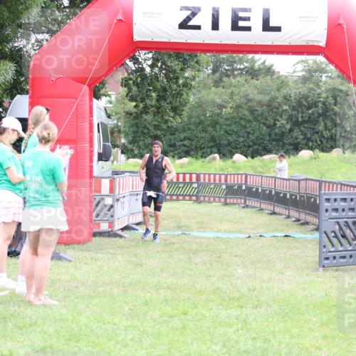 21.06.2026 - 29. Vierlanden-Triathlon Andreas Tolksdorf http://msf.ph/oto/9874081 21.06.2026 11:04:40 Ziel 420, 420 meine-sportfotos.de