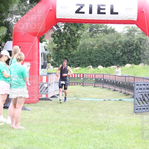 21.06.2026 - 29. Vierlanden-Triathlon Andreas Tolksdorf http://msf.ph/oto/9874094 21.06.2026 11:04:40 Ziel 420, 420 meine-sportfotos.de