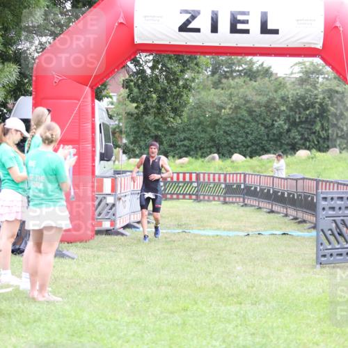21.06.2026 - 29. Vierlanden-Triathlon Andreas Tolksdorf http://msf.ph/oto/9874100 21.06.2026 11:04:40 Ziel 420, 420 meine-sportfotos.de