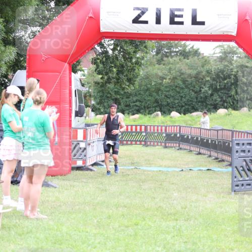 21.06.2026 - 29. Vierlanden-Triathlon Andreas Tolksdorf http://msf.ph/oto/9874107 21.06.2026 11:04:40 Ziel 420, 420 meine-sportfotos.de