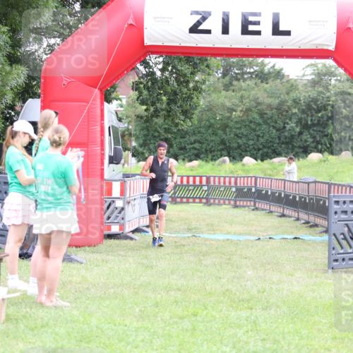 21.06.2026 - 29. Vierlanden-Triathlon Andreas Tolksdorf http://msf.ph/oto/9874128 21.06.2026 11:04:40 Ziel 420, 420 meine-sportfotos.de