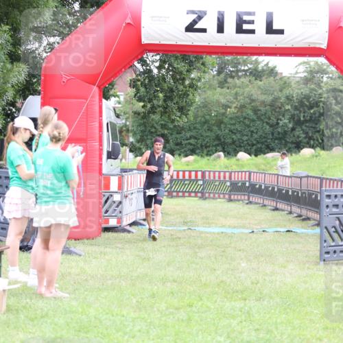 21.06.2026 - 29. Vierlanden-Triathlon Andreas Tolksdorf http://msf.ph/oto/9874135 21.06.2026 11:04:40 Ziel 420, 420 meine-sportfotos.de