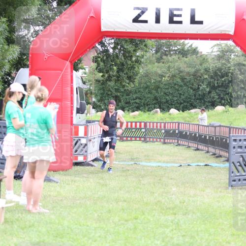 21.06.2026 - 29. Vierlanden-Triathlon Andreas Tolksdorf http://msf.ph/oto/9874148 21.06.2026 11:04:41 Ziel 420, 420 meine-sportfotos.de