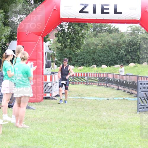 21.06.2026 - 29. Vierlanden-Triathlon Andreas Tolksdorf http://msf.ph/oto/9874156 21.06.2026 11:04:41 Ziel 420, 420 meine-sportfotos.de