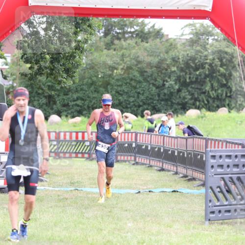 21.06.2026 - 29. Vierlanden-Triathlon Andreas Tolksdorf http://msf.ph/oto/9874170 21.06.2026 11:04:54 Ziel 430, 430 meine-sportfotos.de