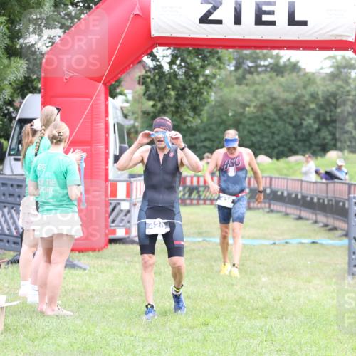 21.06.2026 - 29. Vierlanden-Triathlon Andreas Tolksdorf http://msf.ph/oto/9874212 21.06.2026 11:04:56 Ziel 430, 430 meine-sportfotos.de