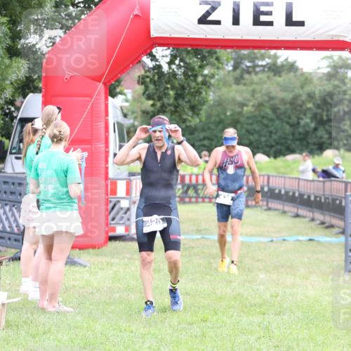 21.06.2026 - 29. Vierlanden-Triathlon Andreas Tolksdorf http://msf.ph/oto/9874217 21.06.2026 11:04:56 Ziel 430, 430 meine-sportfotos.de
