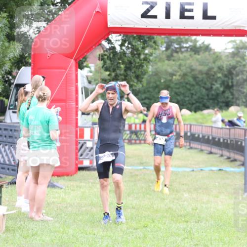 21.06.2026 - 29. Vierlanden-Triathlon Andreas Tolksdorf http://msf.ph/oto/9874234 21.06.2026 11:04:57 Ziel 430, 430 meine-sportfotos.de