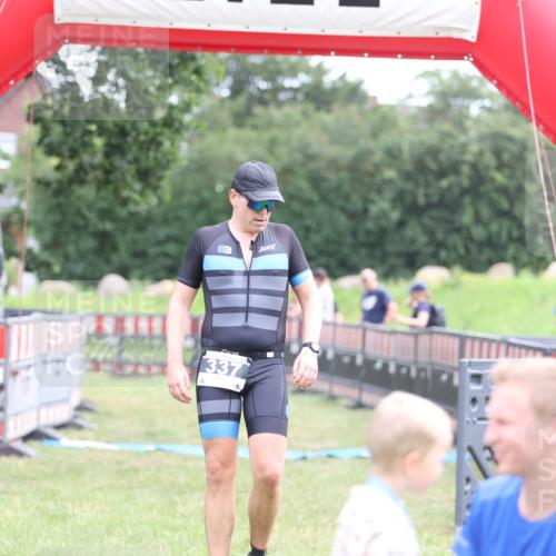 21.06.2026 - 29. Vierlanden-Triathlon Andreas Tolksdorf http://msf.ph/oto/9874670 21.06.2026 11:05:47 Ziel 337, 337 meine-sportfotos.de