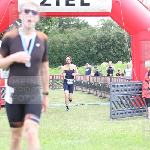 21.06.2026 - 29. Vierlanden-Triathlon Andreas Tolksdorf http://msf.ph/oto/9874900 21.06.2026 11:06:45 Ziel 320, 329, 437, 320, 329, 437 meine-sportfotos.de