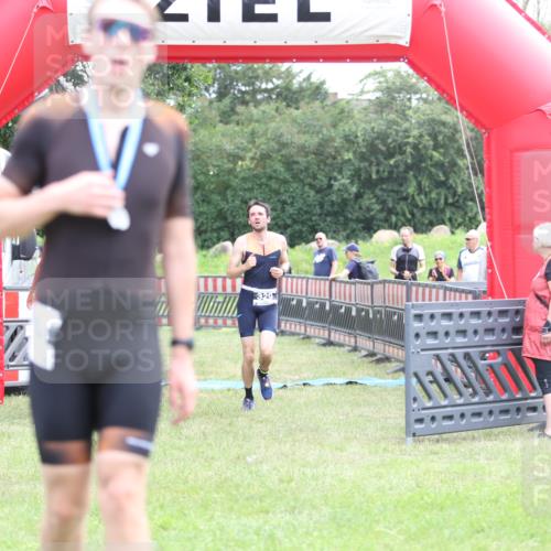 21.06.2026 - 29. Vierlanden-Triathlon Andreas Tolksdorf http://msf.ph/oto/9874919 21.06.2026 11:06:45 Ziel 320, 329, 437, 320, 329, 437 meine-sportfotos.de