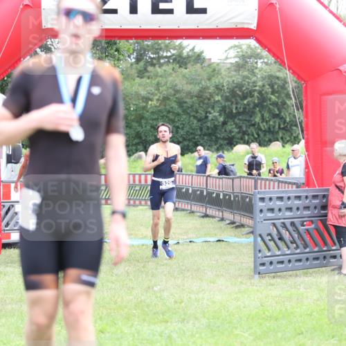 21.06.2026 - 29. Vierlanden-Triathlon Andreas Tolksdorf http://msf.ph/oto/9874926 21.06.2026 11:06:45 Ziel 320, 329, 437, 320, 329, 437 meine-sportfotos.de