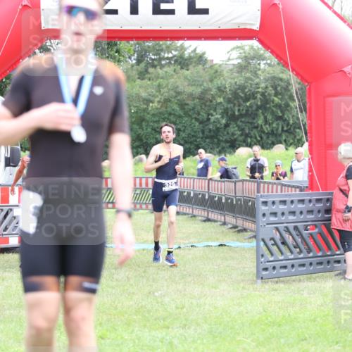21.06.2026 - 29. Vierlanden-Triathlon Andreas Tolksdorf http://msf.ph/oto/9874934 21.06.2026 11:06:45 Ziel 320, 329, 437, 320, 329, 437 meine-sportfotos.de
