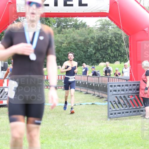 21.06.2026 - 29. Vierlanden-Triathlon Andreas Tolksdorf http://msf.ph/oto/9874941 21.06.2026 11:06:45 Ziel 320, 329, 437, 320, 329, 437 meine-sportfotos.de