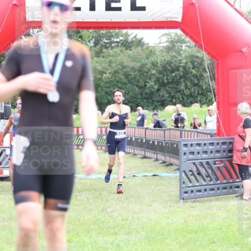 21.06.2026 - 29. Vierlanden-Triathlon Andreas Tolksdorf http://msf.ph/oto/9874945 21.06.2026 11:06:45 Ziel 320, 329, 437, 320, 329, 437 meine-sportfotos.de