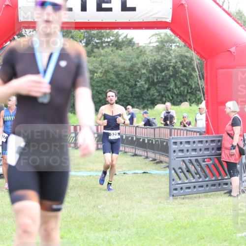 21.06.2026 - 29. Vierlanden-Triathlon Andreas Tolksdorf http://msf.ph/oto/9874964 21.06.2026 11:06:45 Ziel 320, 329, 437, 320, 329, 437 meine-sportfotos.de