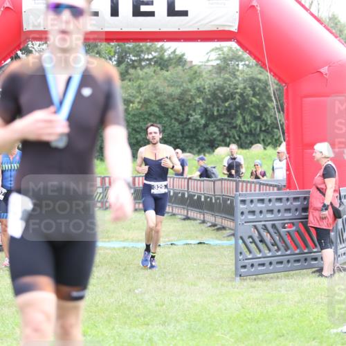 21.06.2026 - 29. Vierlanden-Triathlon Andreas Tolksdorf http://msf.ph/oto/9874971 21.06.2026 11:06:45 Ziel 320, 329, 437, 320, 329, 437 meine-sportfotos.de
