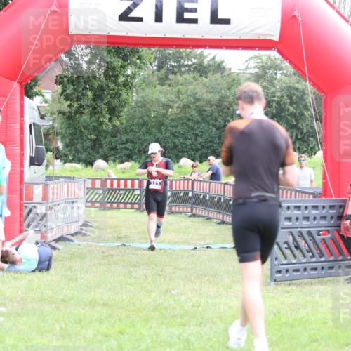 21.06.2026 - 29. Vierlanden-Triathlon Andreas Tolksdorf http://msf.ph/oto/9875134 21.06.2026 11:07:07 Ziel 323, 323 meine-sportfotos.de