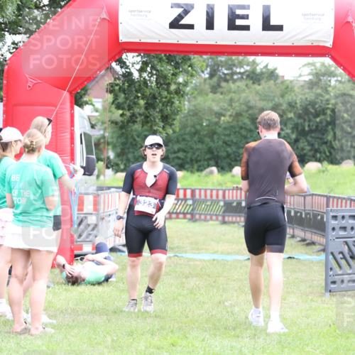 21.06.2026 - 29. Vierlanden-Triathlon Andreas Tolksdorf http://msf.ph/oto/9875182 21.06.2026 11:07:10 Ziel 323, 323 meine-sportfotos.de