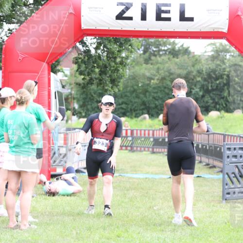 21.06.2026 - 29. Vierlanden-Triathlon Andreas Tolksdorf http://msf.ph/oto/9875205 21.06.2026 11:07:10 Ziel 323, 323 meine-sportfotos.de