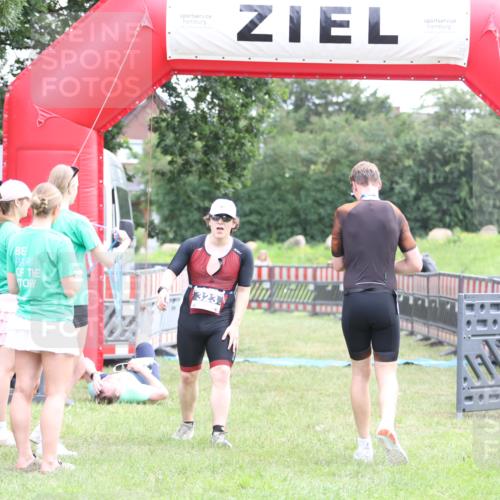21.06.2026 - 29. Vierlanden-Triathlon Andreas Tolksdorf http://msf.ph/oto/9875212 21.06.2026 11:07:10 Ziel 323, 323 meine-sportfotos.de