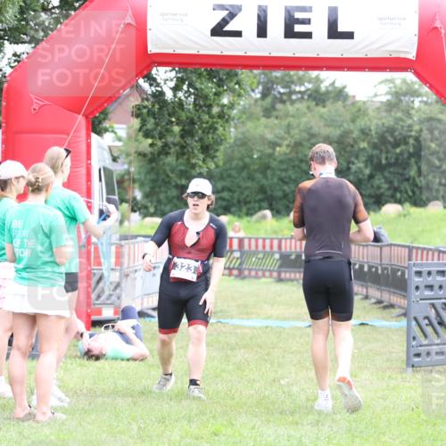 21.06.2026 - 29. Vierlanden-Triathlon Andreas Tolksdorf http://msf.ph/oto/9875220 21.06.2026 11:07:10 Ziel 323, 323 meine-sportfotos.de