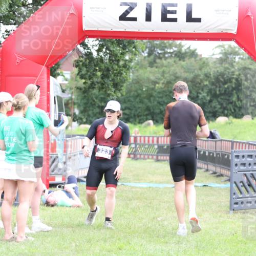 21.06.2026 - 29. Vierlanden-Triathlon Andreas Tolksdorf http://msf.ph/oto/9875237 21.06.2026 11:07:10 Ziel 323, 323 meine-sportfotos.de